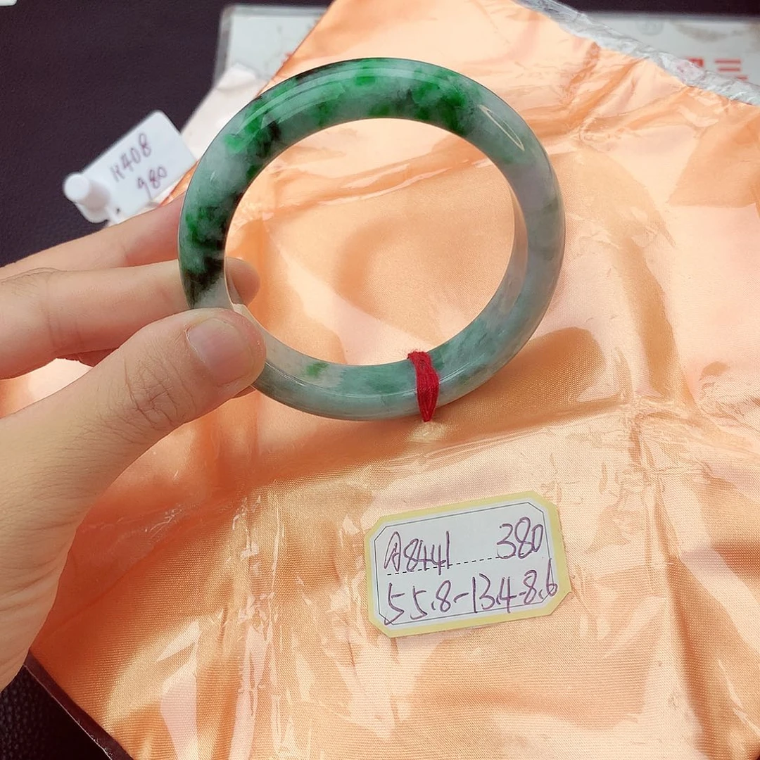 翡翠手镯未镶嵌翡翠