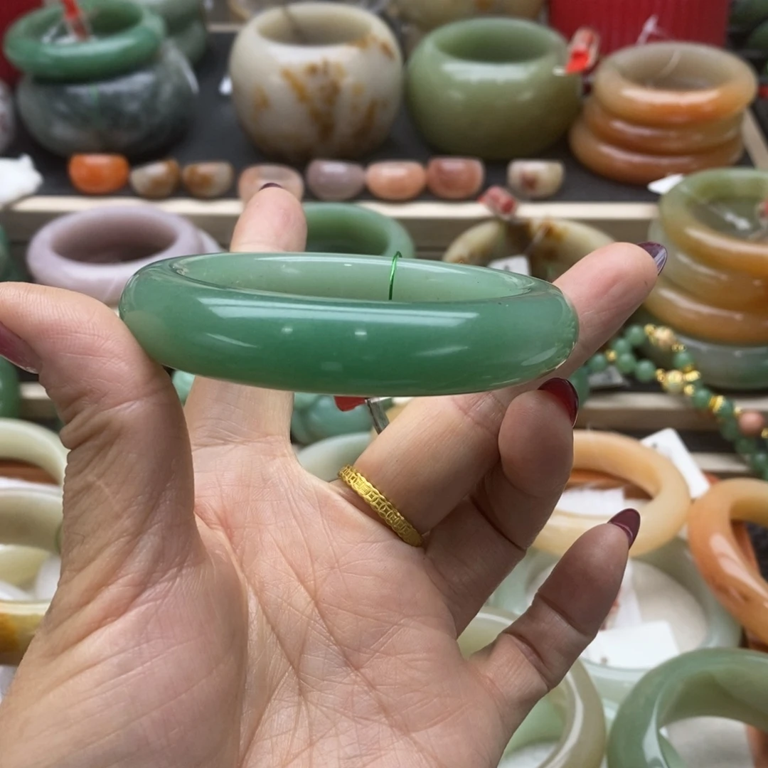 浙***行石英岩玉未镶嵌手镯