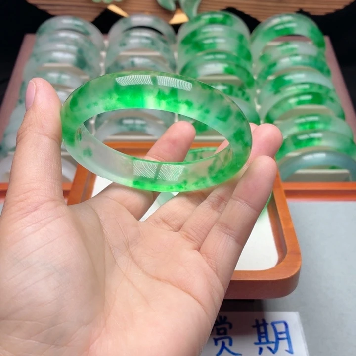 柠***果石英质玉未镶嵌手镯