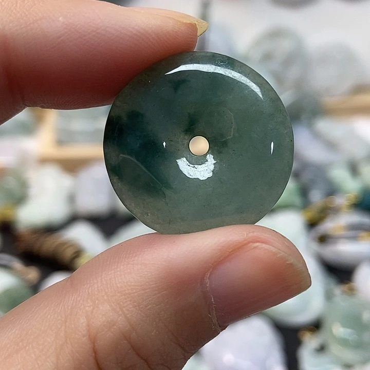 翡翠未镶嵌颈饰平安扣