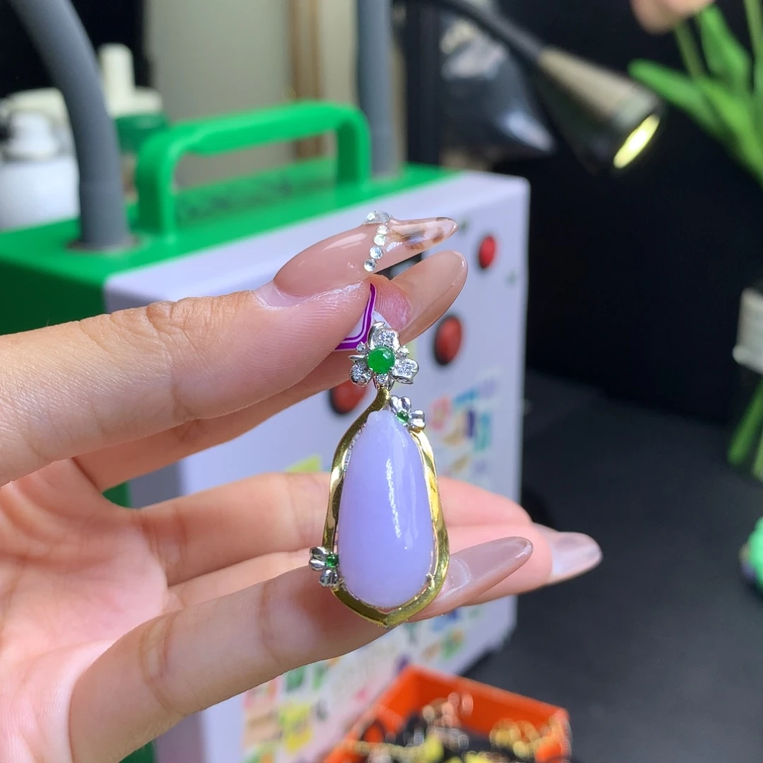 翡翠18K金镶嵌颈饰