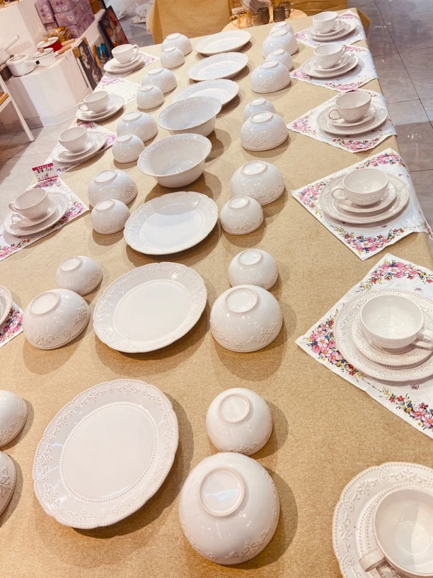 （新疆包邮）高档家用花溪系列餐具复古陶瓷做旧窑变68头浮雕套装