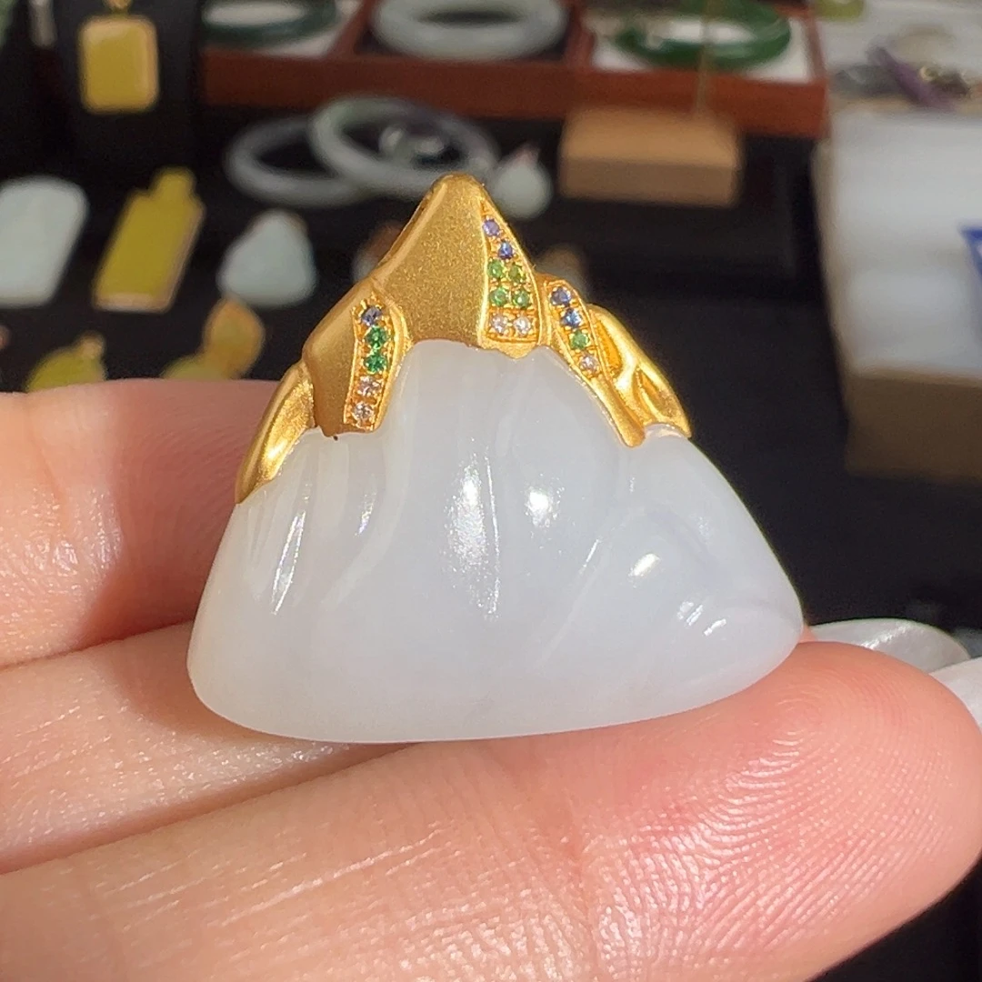 颈饰18K金镶嵌和田玉（白玉）羊脂白山吊坠