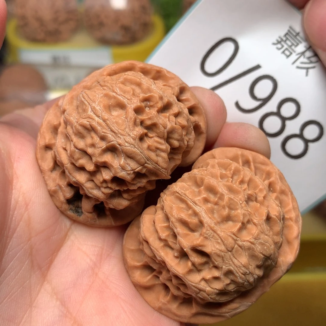 文玩核桃把件红皮肉球宫灯41
