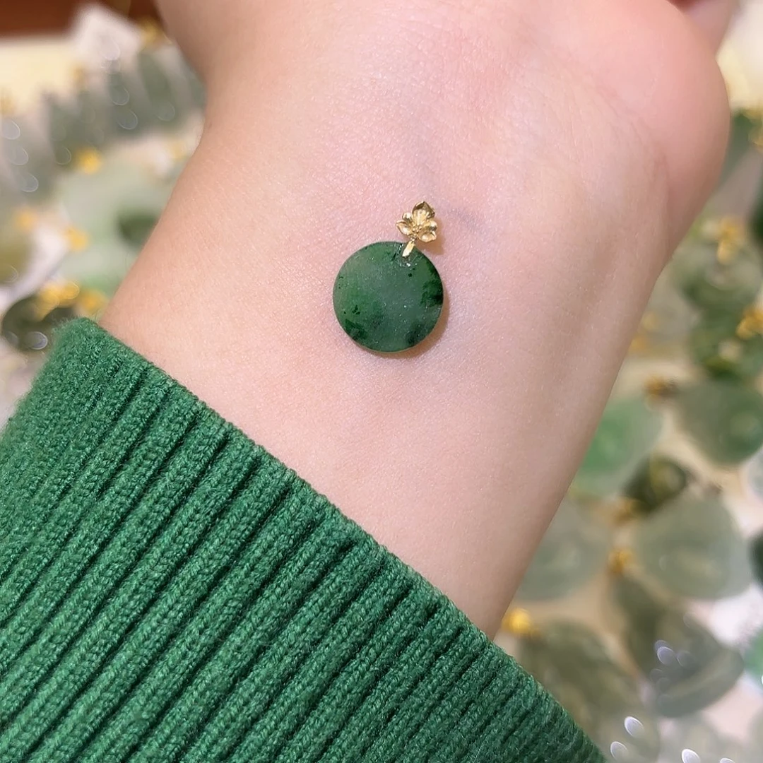 翡翠18K金镶嵌颈饰无事牌