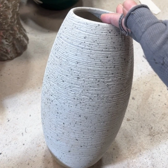 罐默认微瑕，有孔编号19-243