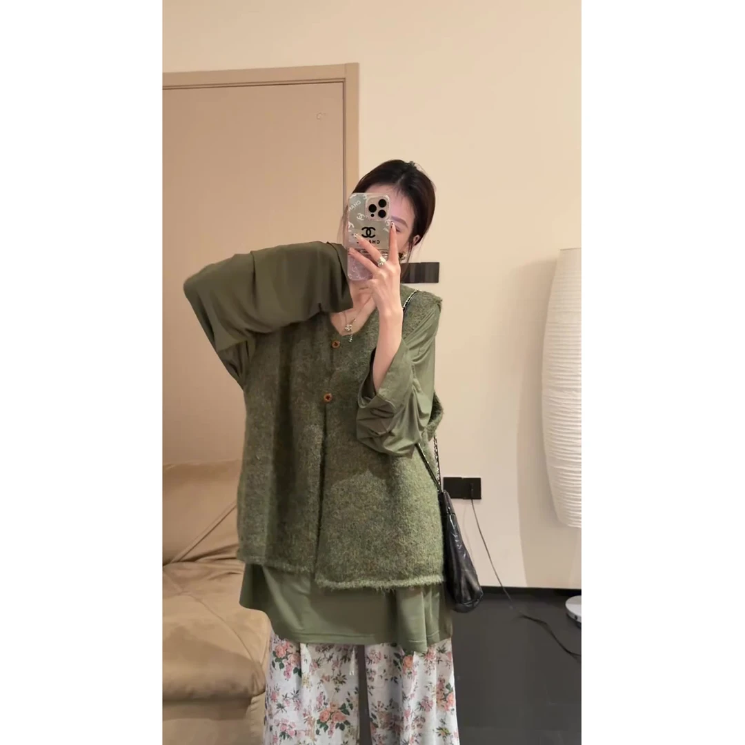 今年流行的漂亮复古显白绿色马甲内搭T恤两件套装女2025早春新款