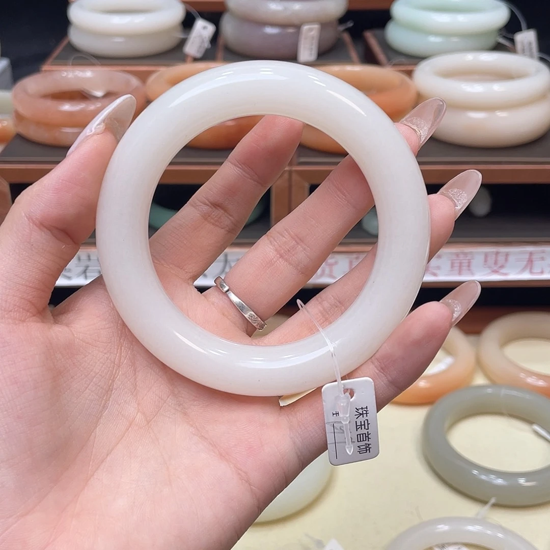只***下未镶嵌手镯石英质玉