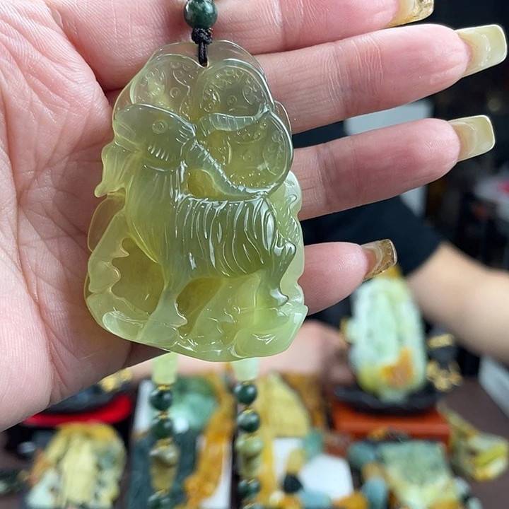 蛇纹石玉未镶嵌颈饰