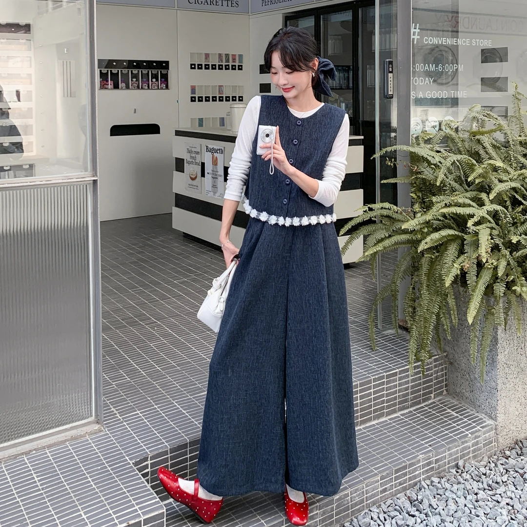 老钱风气质穿搭一整套女ootd花朵下摆马甲阔腿裤白色T恤三件套