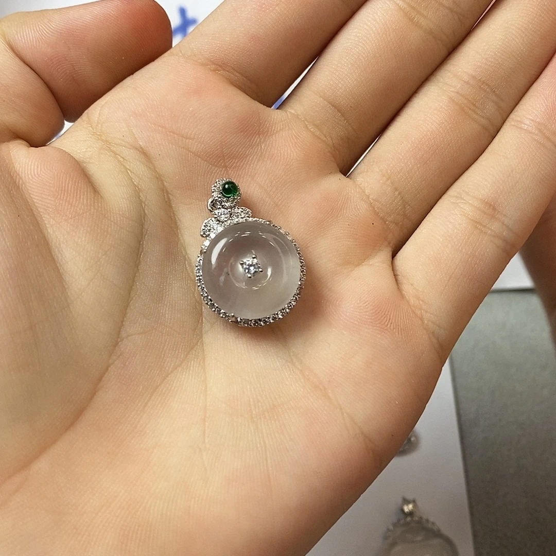 颈饰未镶嵌石英质玉