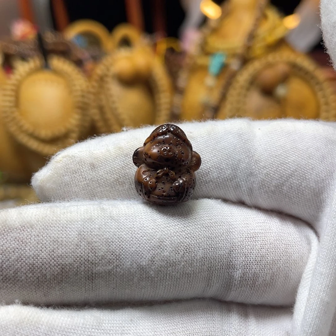 手串星月菩提雕刻八戒侧挂虎皮玉化料