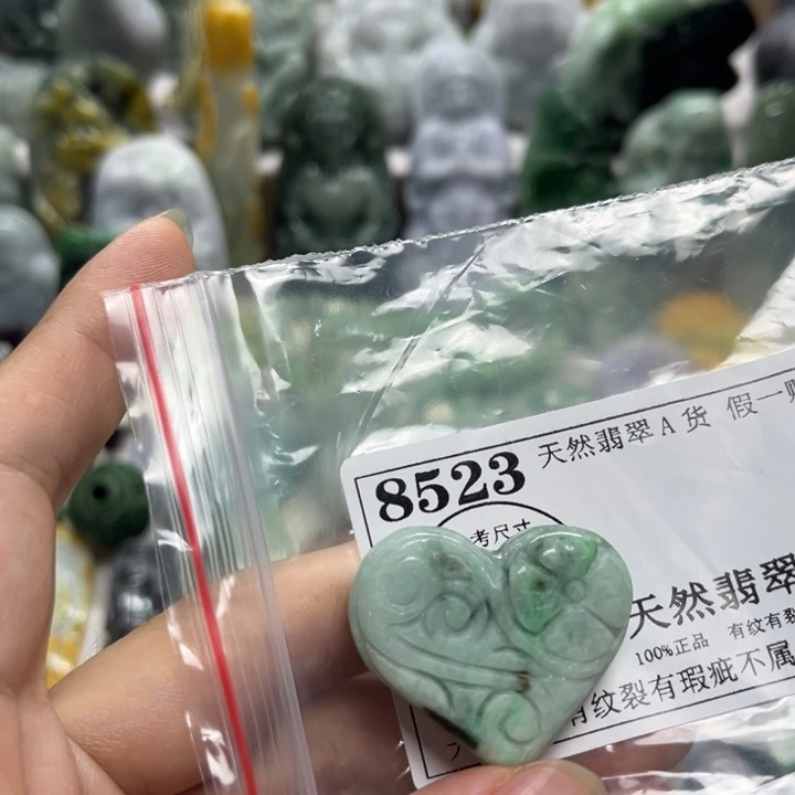 翡翠未镶嵌颈饰8523