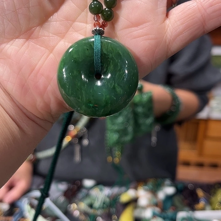 颈饰未镶嵌和田玉（糖玉）