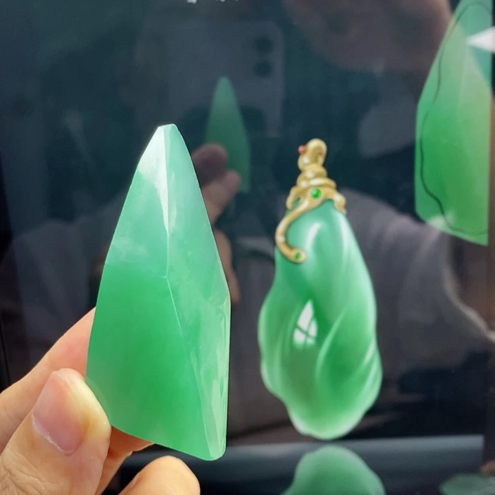 定制翡翠未镶嵌   果绿色绿胶块 超完美