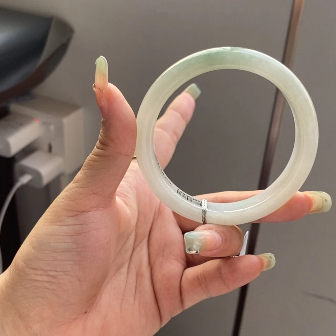 伊***妞翡翠未镶嵌手镯61口