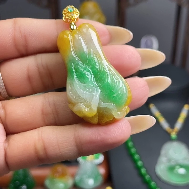 翡翠未镶嵌吊坠(赠链)