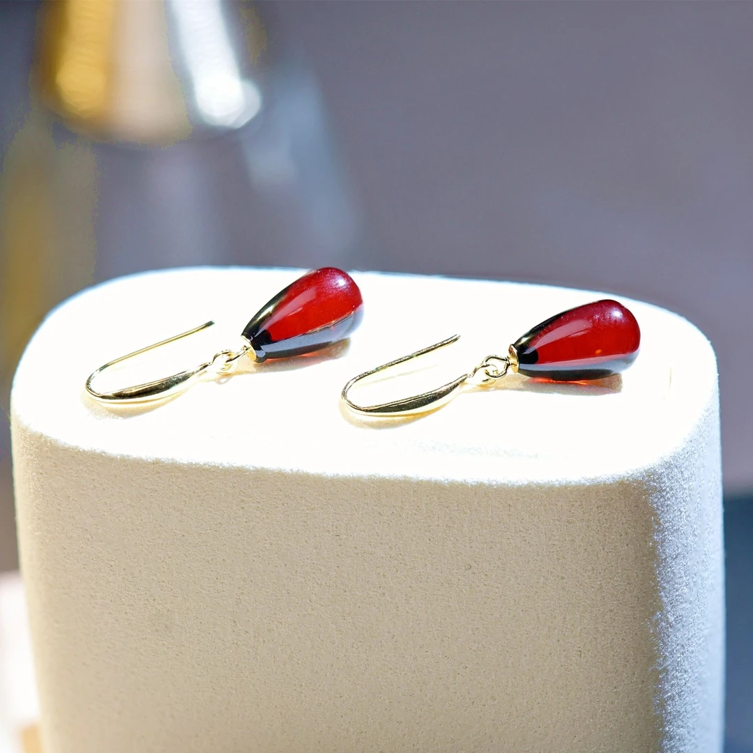 通体S925银13*8mm天然血珀水滴形耳钩时尚百搭气质简约