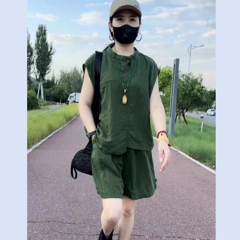 减龄显瘦百搭上衣与复古短裤时尚套装