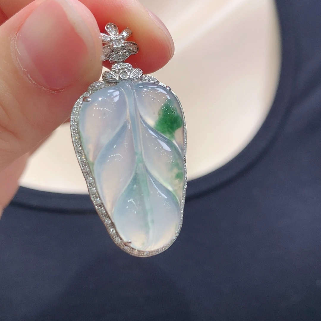 翡翠18K金镶嵌颈饰叶子