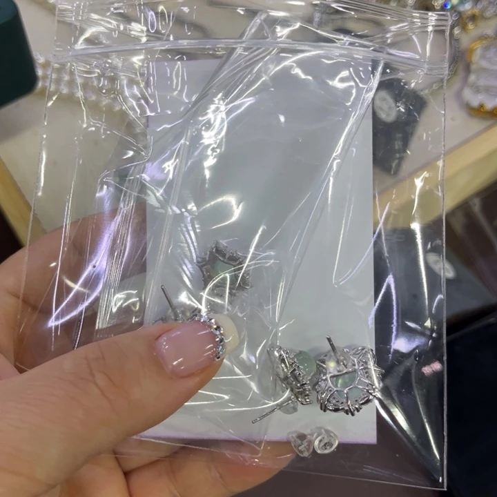 蛇纹石玉吊坠合金小****妹