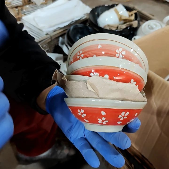 瓷片盘子碗茶壶啥都有