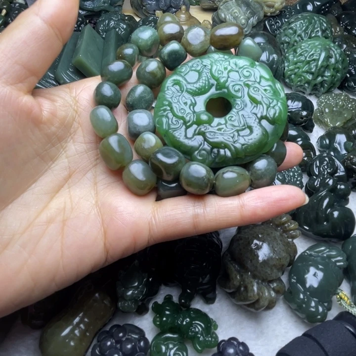 带***。和田玉未镶嵌颈饰