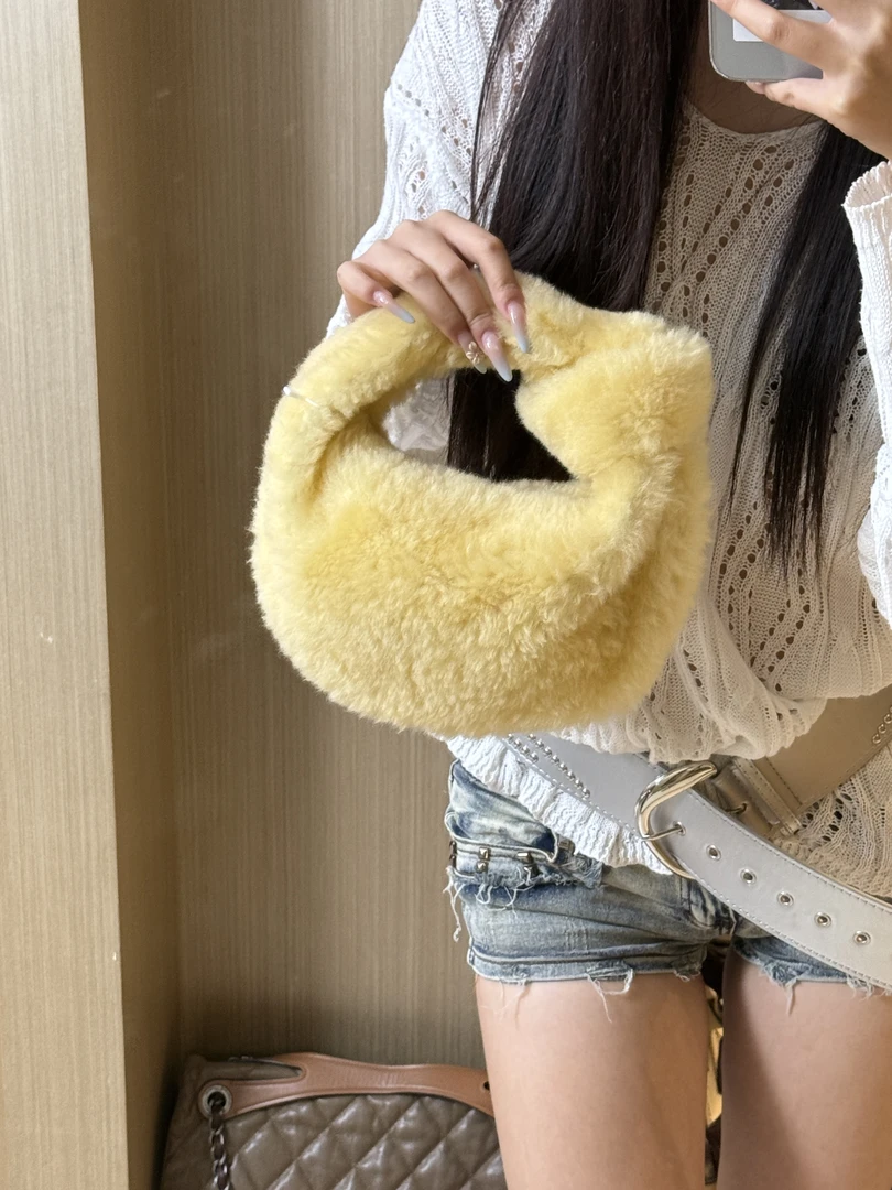 95新 BOTTEGA VENETA/葆蝶家 展会外场！小鸡黄毛绒Jodie包