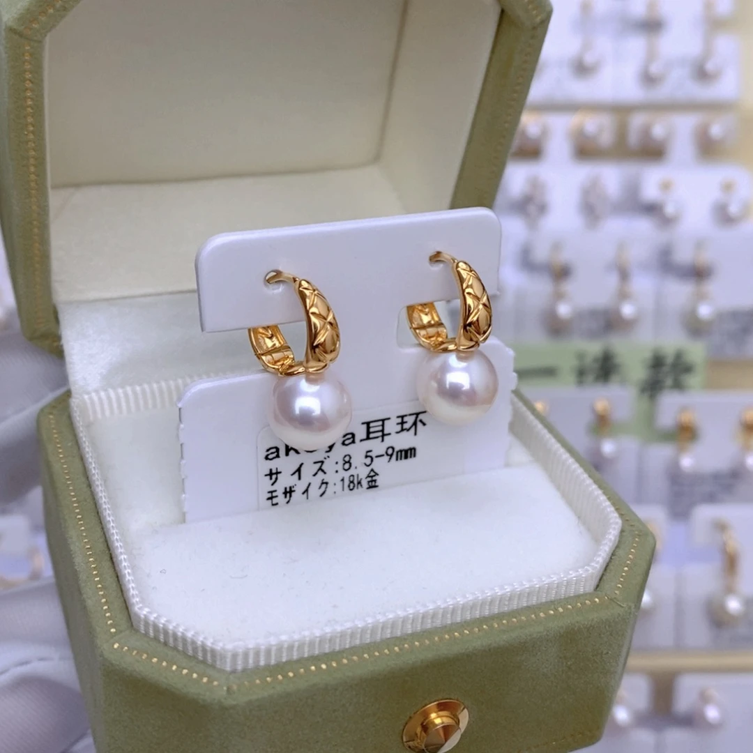 18K金镶嵌海水珍珠耳饰