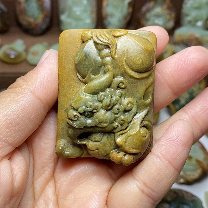 由***峰岫岩河磨玉（透闪石质玉）未镶嵌颈饰