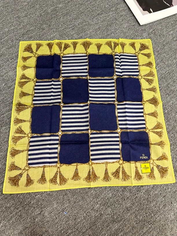 99新 FENDI/芬迪 fendi 怪怪 丝巾