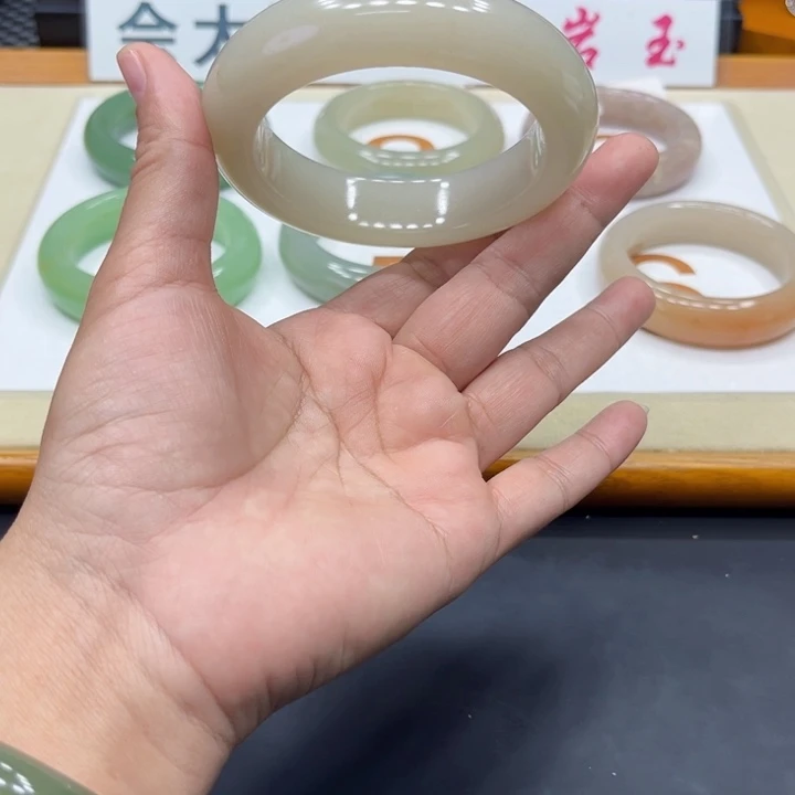 未镶嵌手镯石英质玉小****单