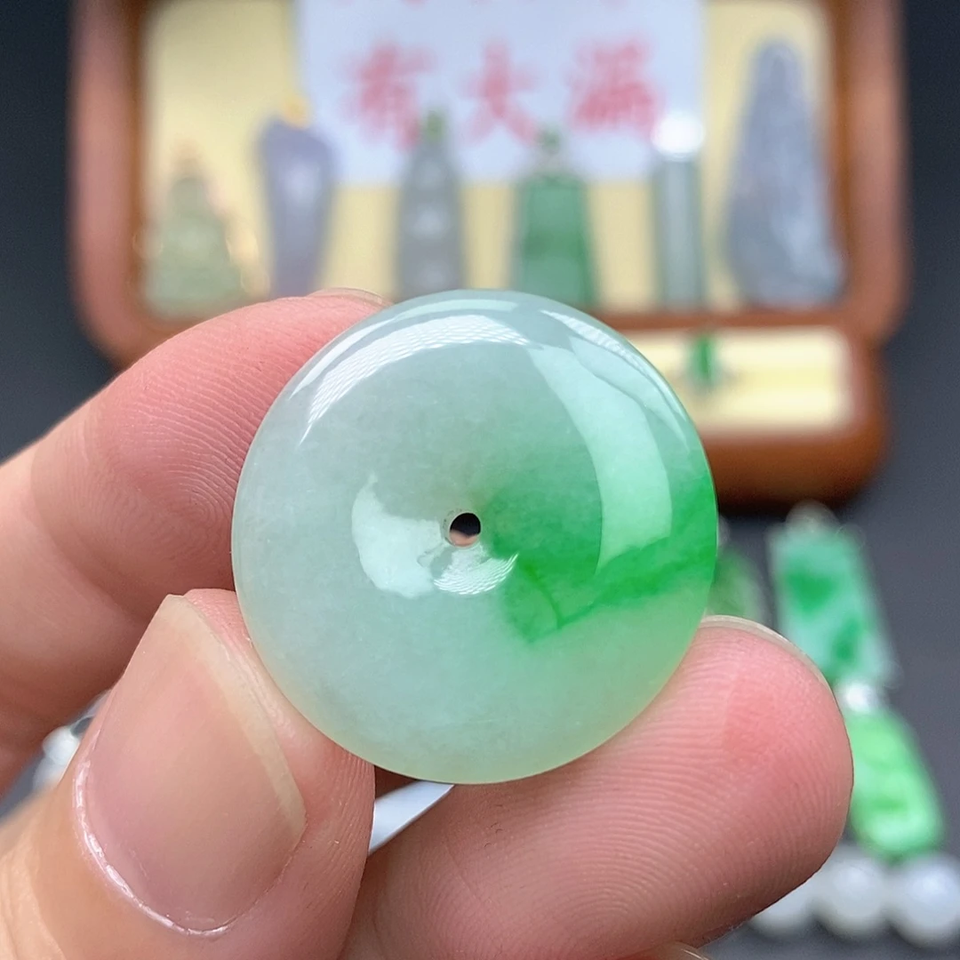 翡翠未镶嵌颈饰平安扣