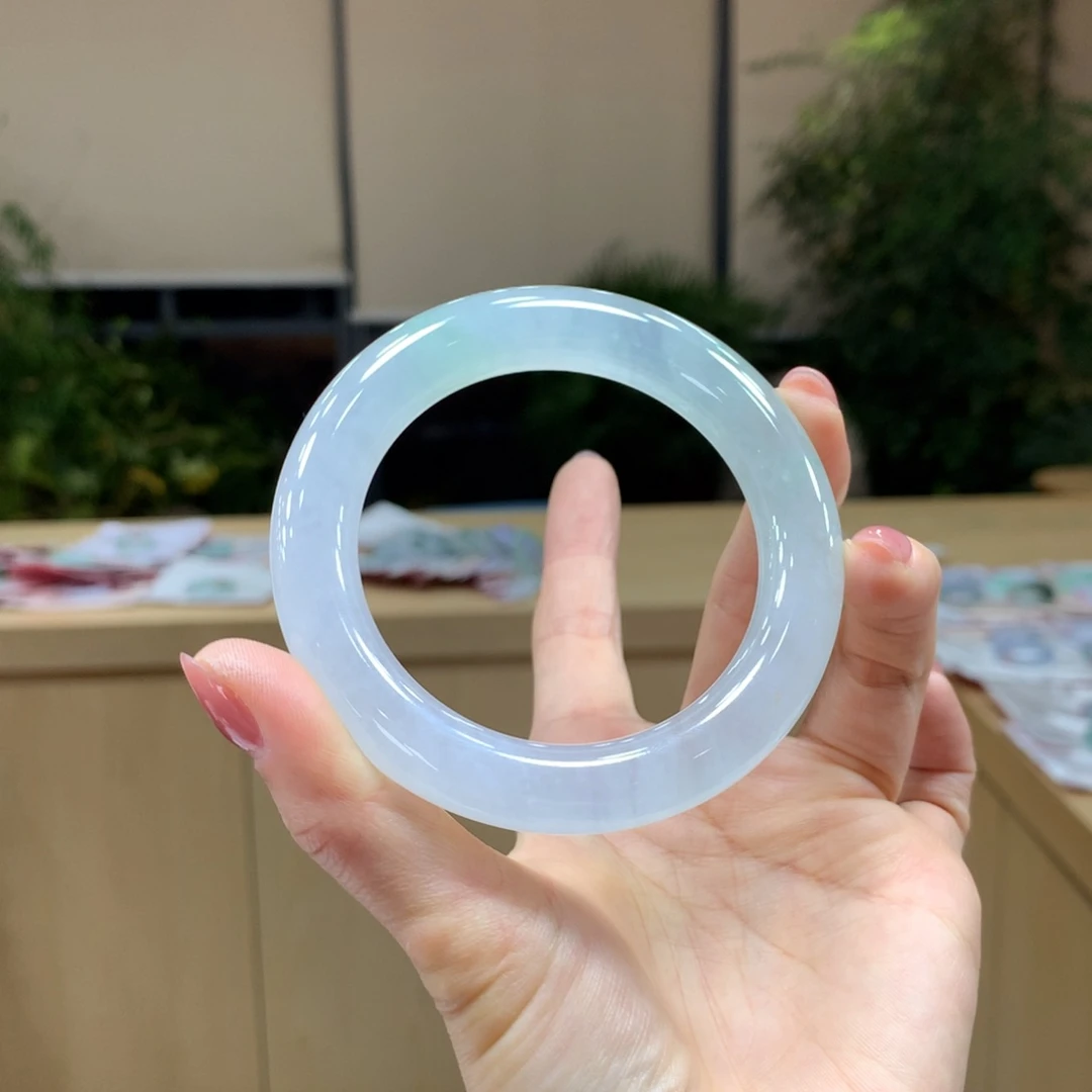 翡翠手镯未镶嵌厚**物不退不换