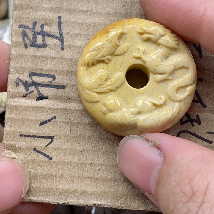 颈饰未镶嵌硅化珊瑚（珊瑚玉）宙*