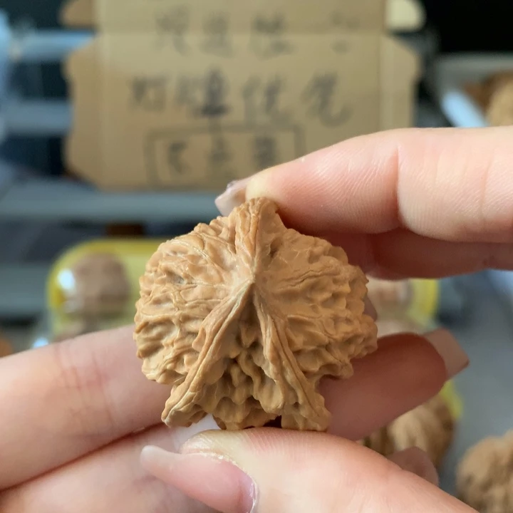 肆****吊坠文玩核桃异形单只，有瑕疵