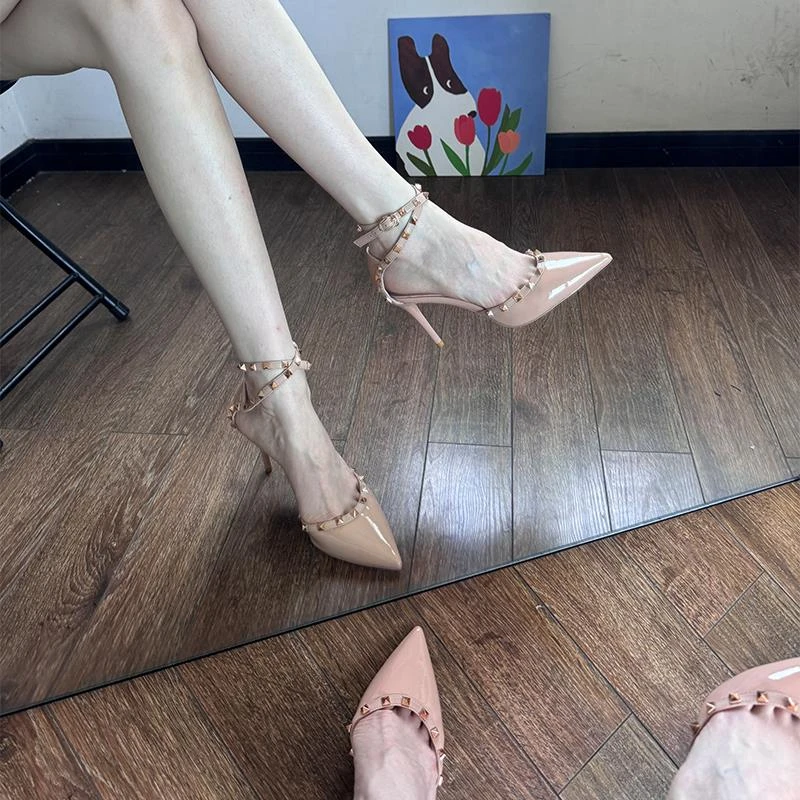 2025夏季新款高跟鞋包尖头铆钉细跟一字带百搭凉鞋成年礼裸色绝美