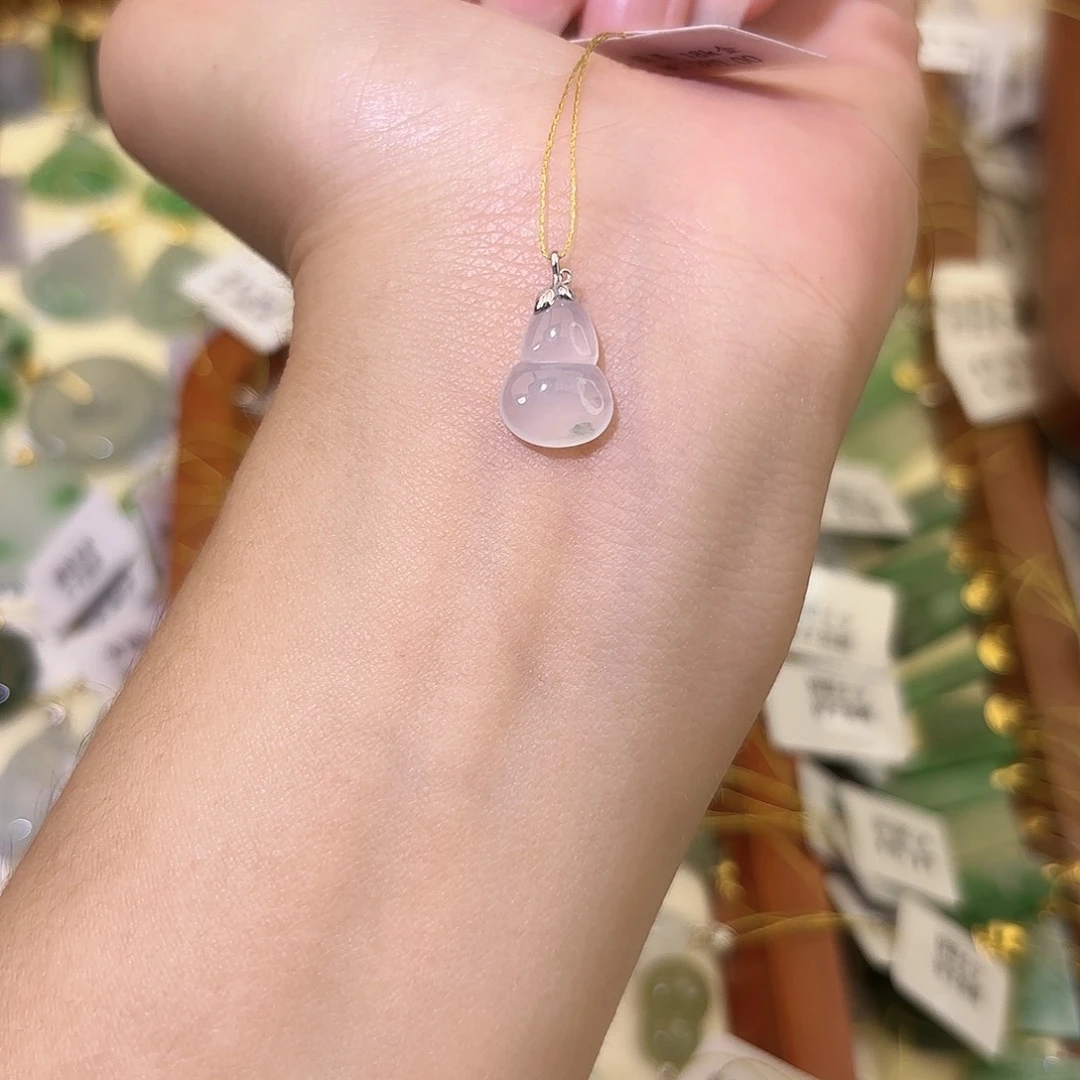 翡翠18K金镶嵌颈饰葫芦