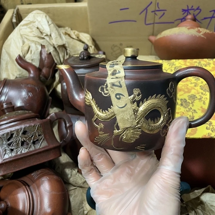 紫砂茶壶原矿泥料，手工制作的一把紫砂壶。