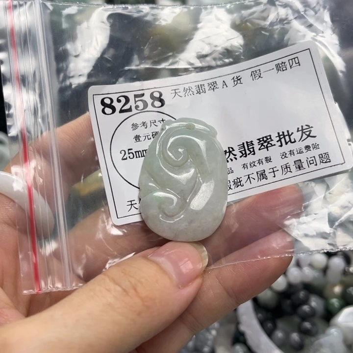 翡翠未镶嵌颈饰8258