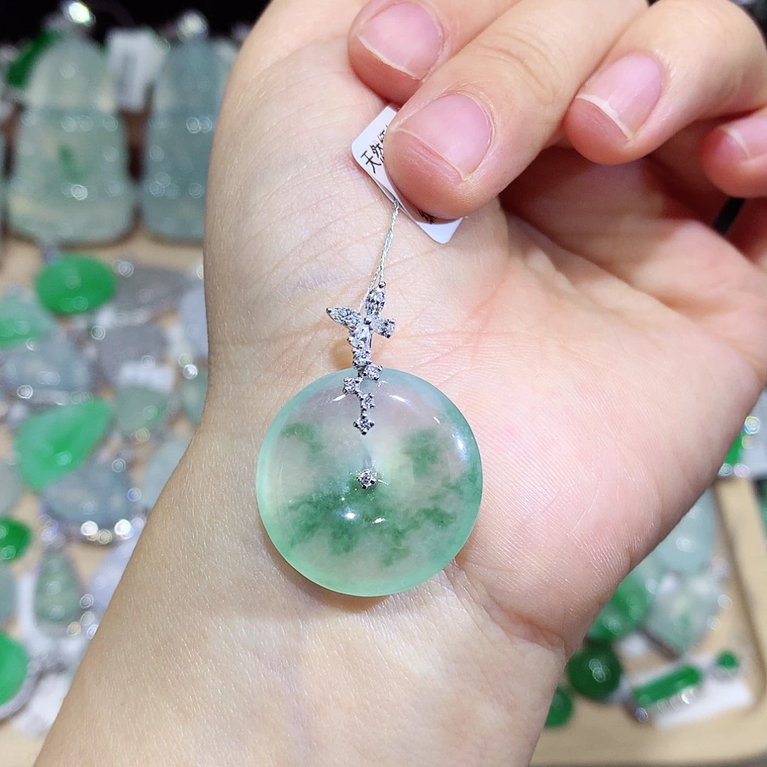 翡翠18K金镶嵌颈饰扣子