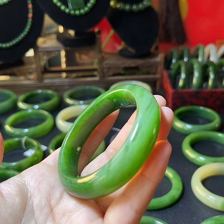 和田玉（碧玉）未镶嵌手镯