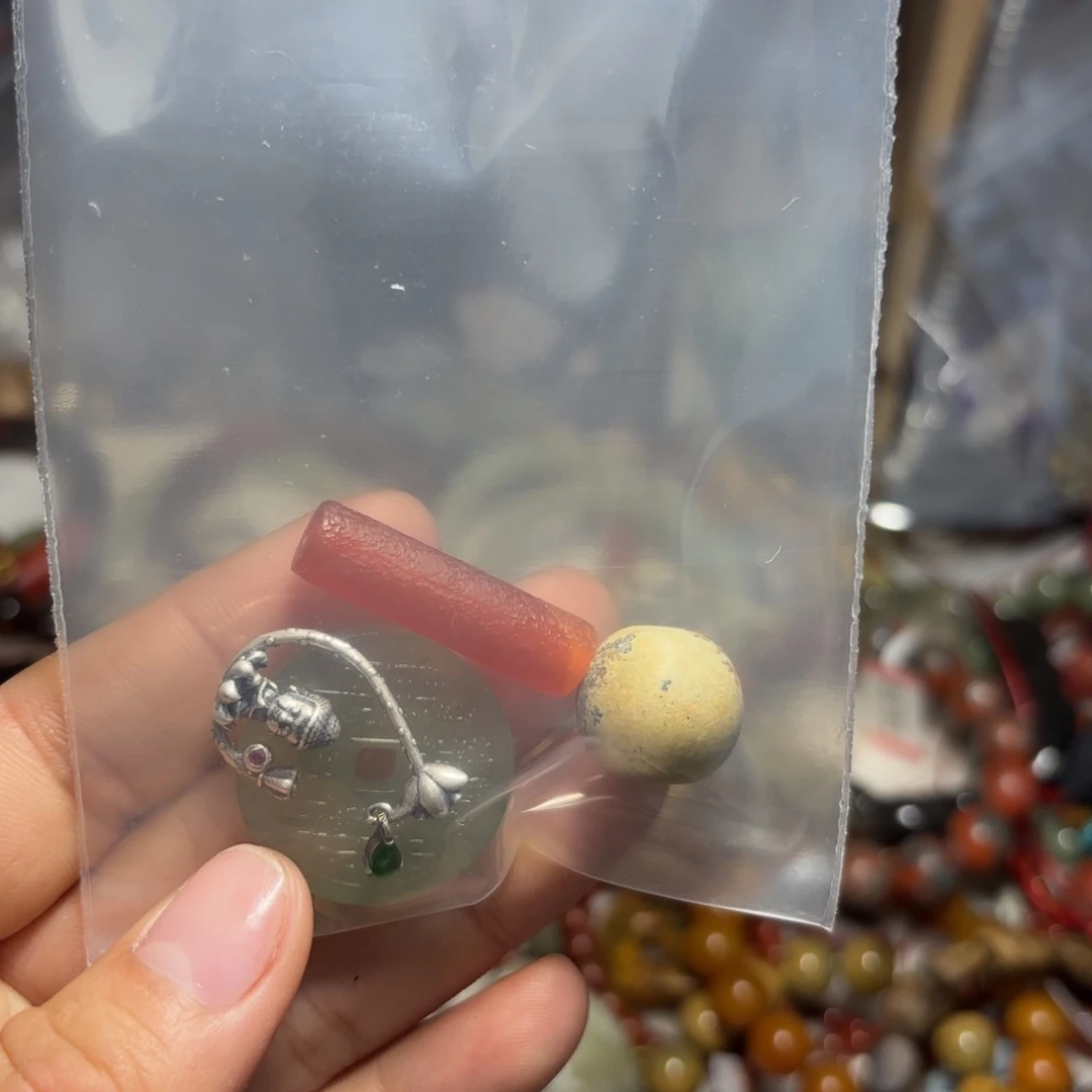 蛇纹石玉颈饰未镶嵌画****界