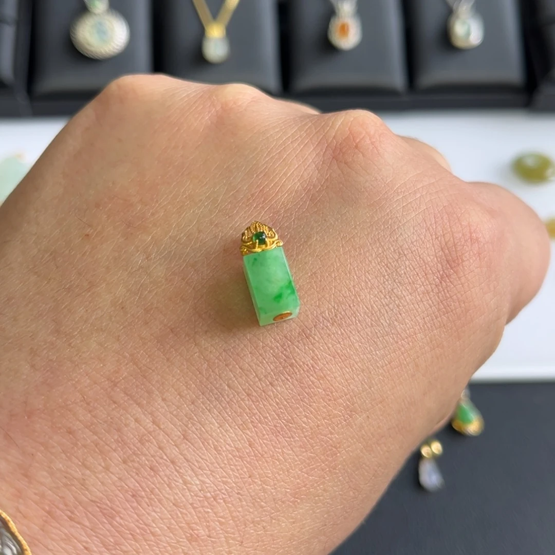 翡翠18K金镶嵌颈饰福利