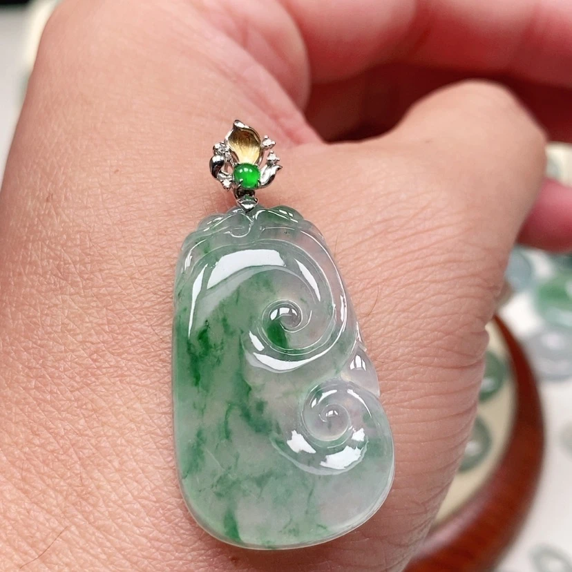 【闪购商品】颈饰18K金镶嵌翡翠