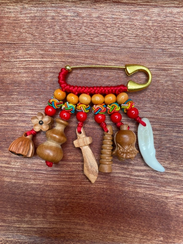 非金属木质胸针 孕妇婴幼儿学生成人黑狗牙桃木猪惊骨别针