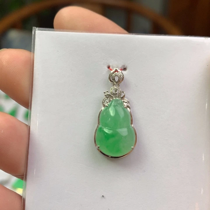 翡翠18K金镶嵌颈饰翡翠吊坠