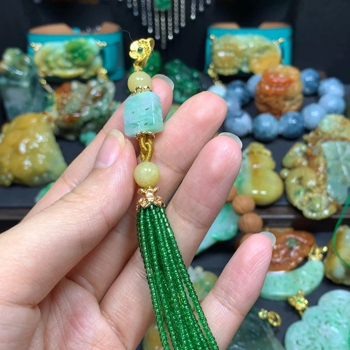 朱***糖翡翠未镶嵌颈饰流苏