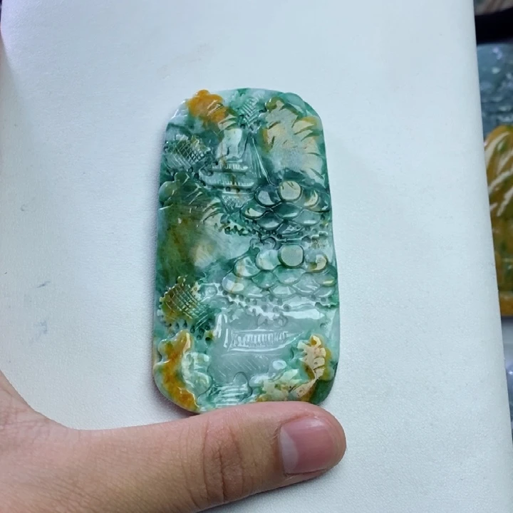 翡翠未镶嵌颈饰山水