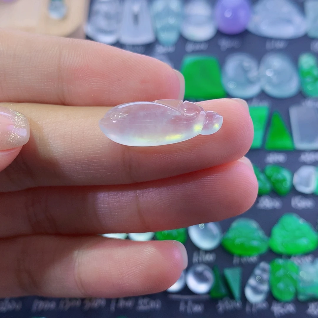 翡翠未镶嵌颈饰海豚